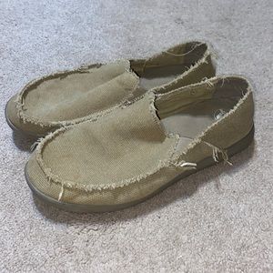 Mens Santa Cruz loafer crocs size 10, color khaki